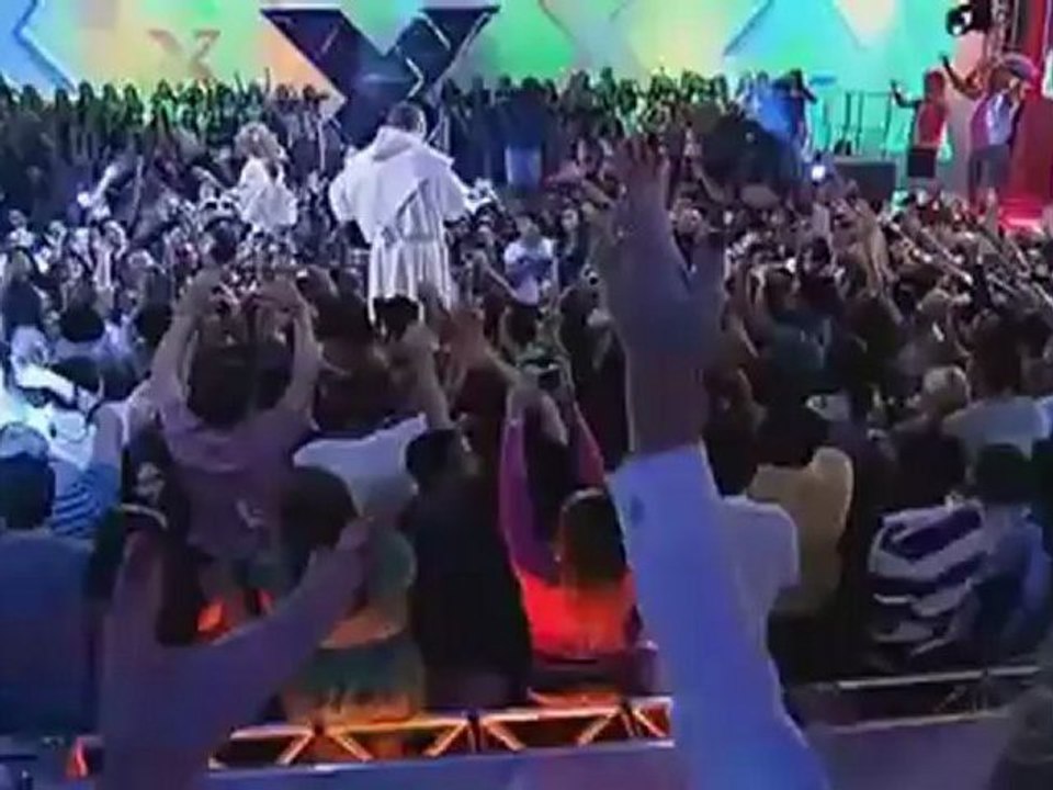 Regis Danese, Damares, Pe. Marcelo Rossi e Pe. Fabio de Melo cantam juntos no TV Xuxa