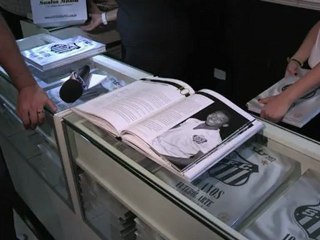 Pelé homenageia o Santos