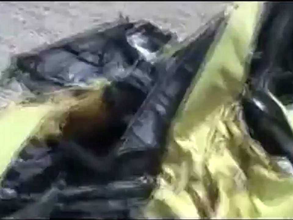 فري برس حمص سقوط قذيفة هاون على أحدة سيارات المواطنين10 4 2012