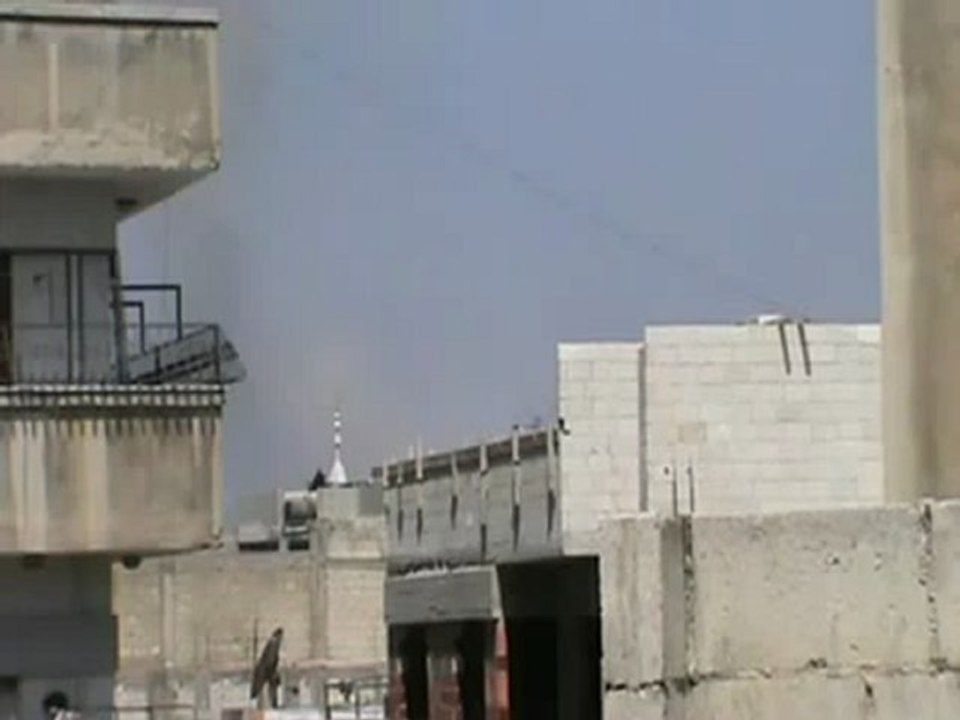 فري برس  لحظة سقوط القذائف وإستمرار للقصف العشوائي على منازل المدنيين في حي الخالدية  بحمص وتصاعد الدخان من المنازل 10 4 2012