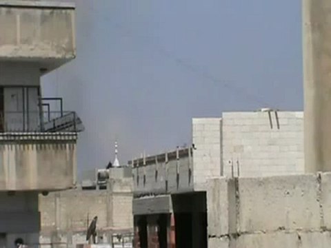 فري برس لحظة سقوط القذائف وإستمرار للقصف العشوائي على منازل المدنيين في حي الخالدية بحمص وتصاعد الدخان من المنازل 10 4 2012