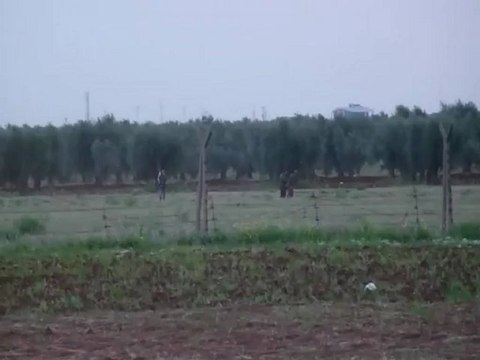 فري برس تركياالحدود السورية التركية معبر عزازانتشار قوات الامن والشبيحة على طول الحدود واطلاق النار بتجاه المخيم 10 4 2012