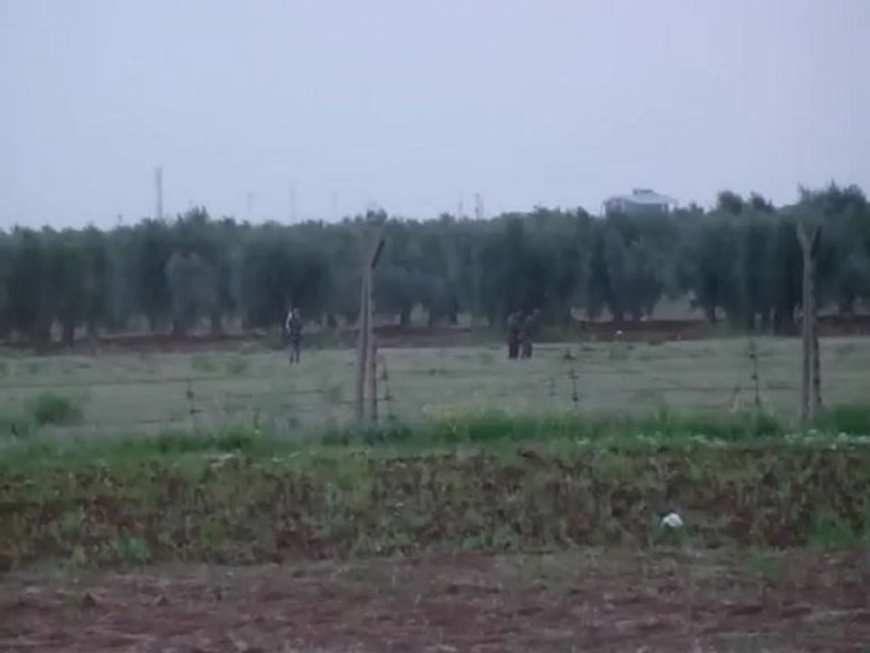 فري برس تركياالحدود السورية التركية معبر عزازانتشار قوات الامن والشبيحة على طول الحدود واطلاق النار بتجاه المخيم 10 4 2012