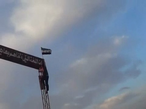 فري برس حلب مارع تحدي الاهالي ورفع علم الاستقلال 10 4 2012