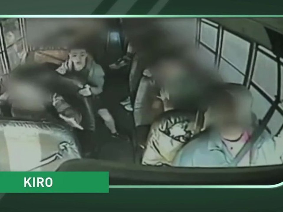 2 garçons stoppent un bus scolaire