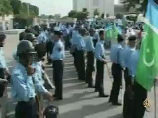 اعتقال نواب معارضين لولاية ثانية لمشرف في إسلام آباد