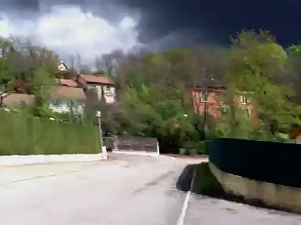 TIR DANS UNE POUBELLLE DE HAUT