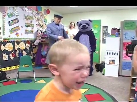 Un homme déguisé en panda terrorise des enfants