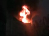 فري برس إحتراق منازل المدنيين في حي الخالدية بحمص  بسبب القصف العنيف على المنازل  مساء الأربعاء 11 4 2012