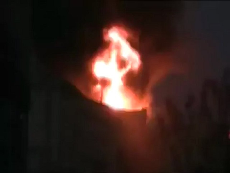 فري برس إحتراق منازل المدنيين في حي الخالدية بحمص  بسبب القصف العنيف على المنازل  مساء الأربعاء 11 4 2012