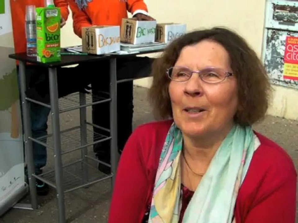 Les Médiaterre d'Unis-Cité sur le marché des Grésilles à Dijon