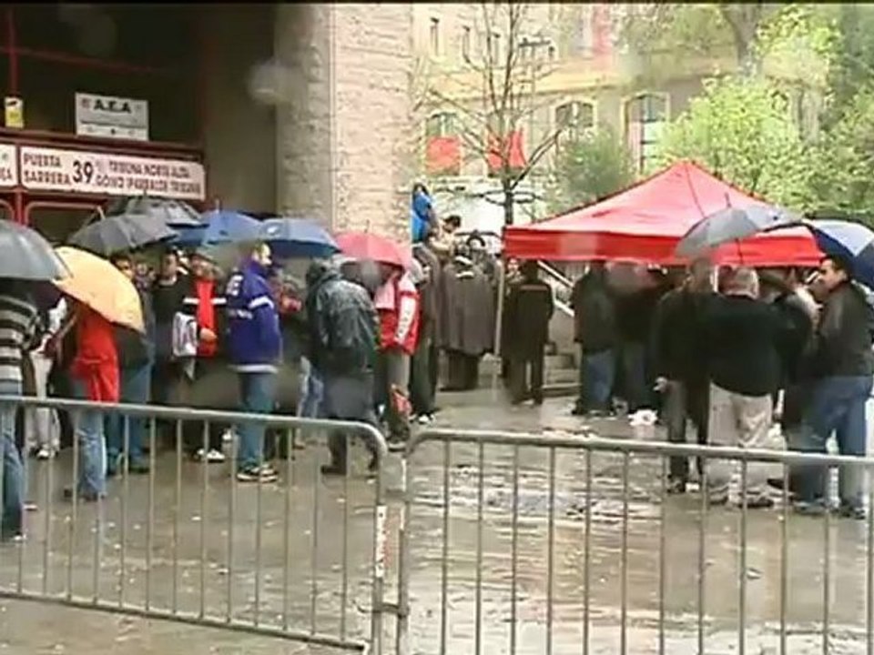 Los aficionados del Athletic hacen frente a la lluvia y el frío por sus entradas contra el Sporting Lisboa