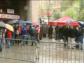 Los aficionados del Athletic hacen frente a la lluvia y el frío por sus entradas contra el Sporting Lisboa