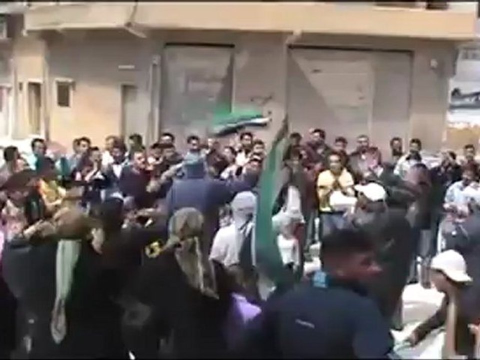 فري برس حمض الرستن مظاهرة من ما تبقى من الأهالي بعد توقف القصف 12 4 2012 Homs