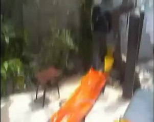 فري برس حمص القصير الجيش الحر يعمل على اسعاف الجرحى 11 4 2012 Homs