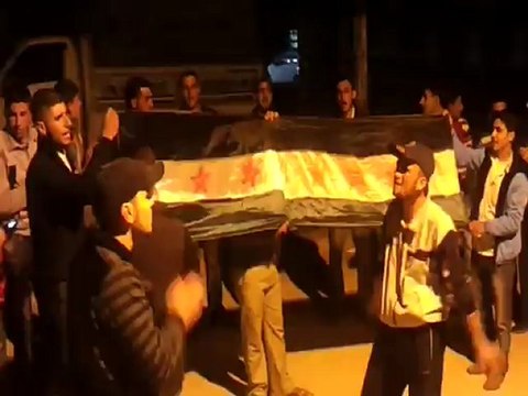 فري برس حماة مظاهرة ليلية في بلدة خطاب تهتف للمدن المحاصرة 11 4 2012 Hama