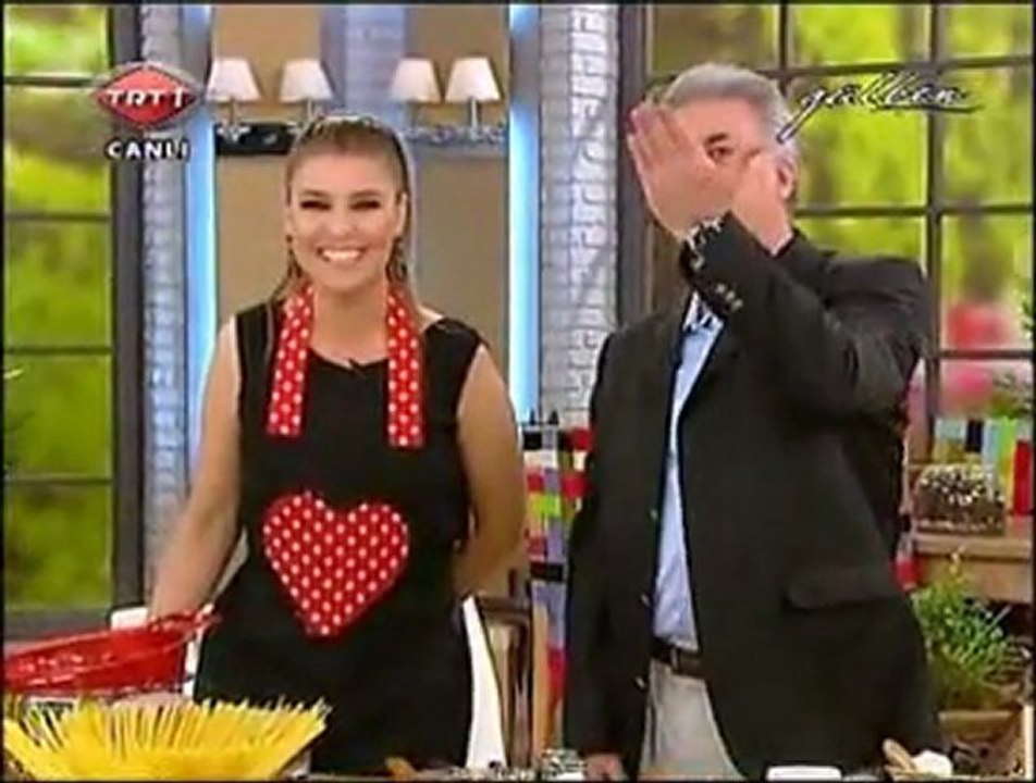 GÜLBEN - Tamer Karadağlı'dan Domates Soslu Makarna Tarifi 12.04.12