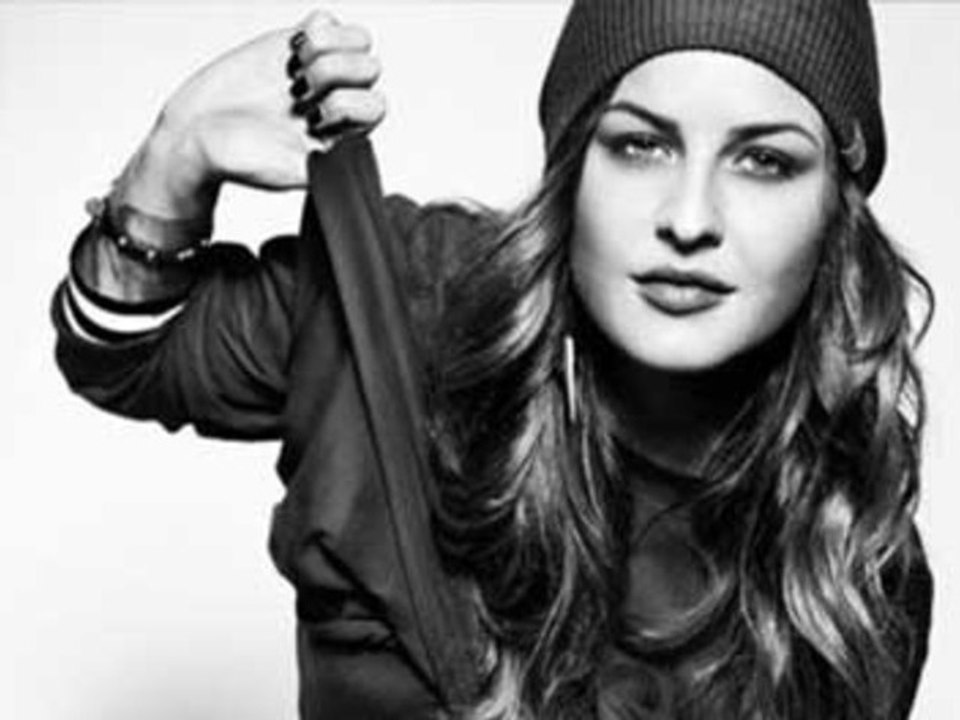 A chaque "like", elle enlève un vêtement