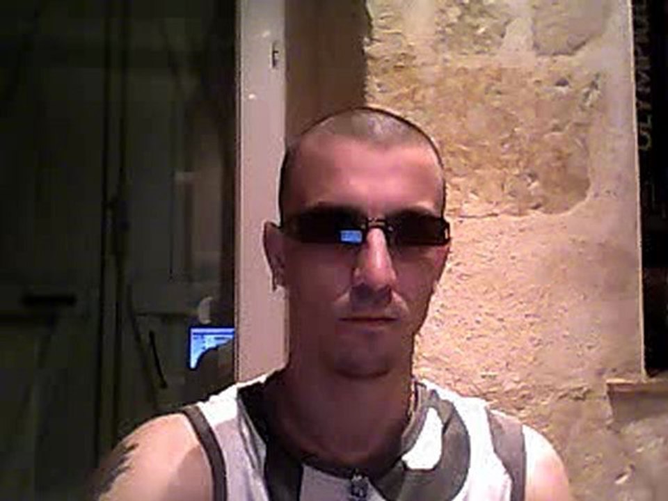 une douille tranquille devant le PC