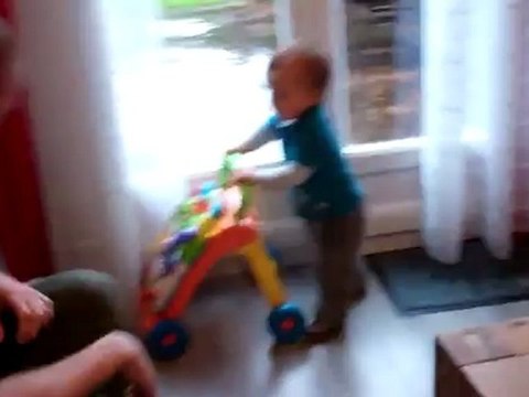 Premiers pas tout seul avec un appui