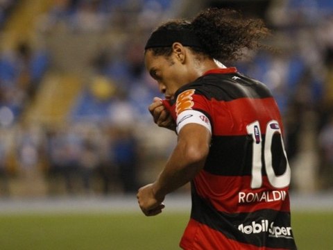 Festival de Ronaldinho qui humilie deux adversaires !