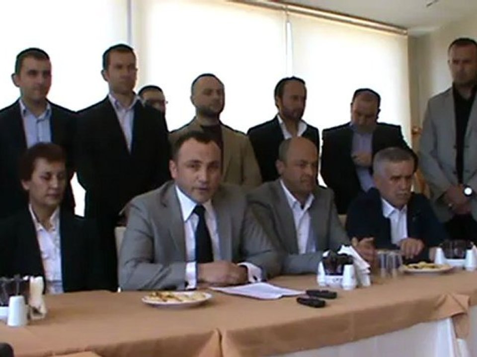 Muhalifler kongre için bastırıyor