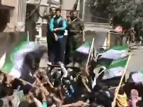 فري برس حمص البطل عبد الرزاق طلاس مع البطل خالد أبو صلاح وبمشاركة ضباط الجيش الحر في مظاهرة الخالدية جمعة الثورة لكل السوريين 13 4 2012 راااائع