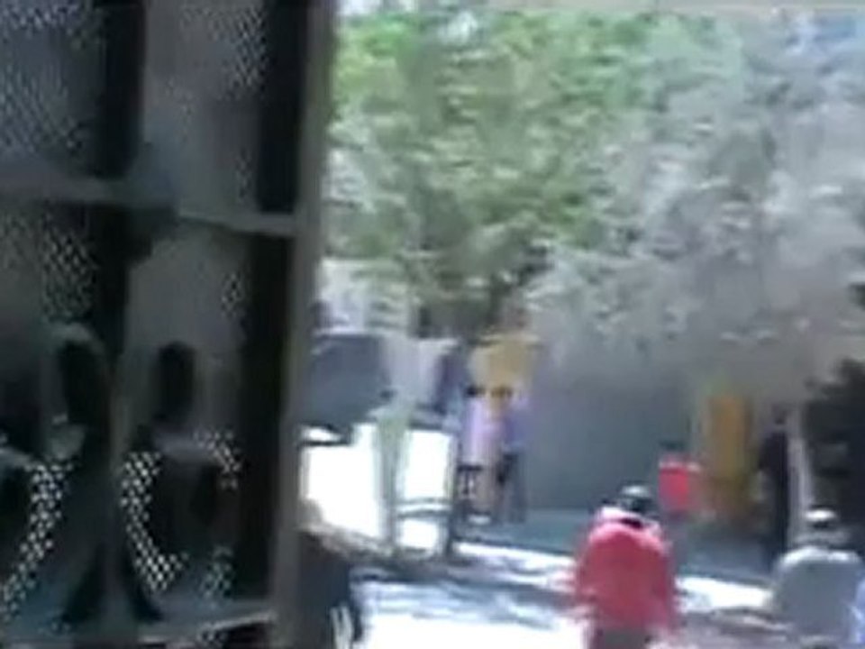 فري برس حماه المحتلة خروج مظاهرة بحي العليليات من مسجد الفلاح وتواجد المصفحات على باب المسجد لتصدي للمتظاهرين13 4 2012 Hama