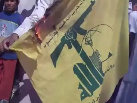 فري برس ادلب جمعة الثورة لكل السوريين احراق علم حزب الشيطان الداعم لعصابات الاسد 13 4 2012 Idlib