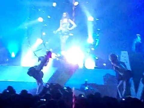 SHY'M Entrée sur scène *Axone 13 avril 12*