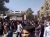 فري برس ريف دمشق زملكا مظاهرة حاشدة وجها لوجه مع عصابات الأسد قبل أن يقوم بالهجوم على المظاهرة 13 4 2012 Damascus
