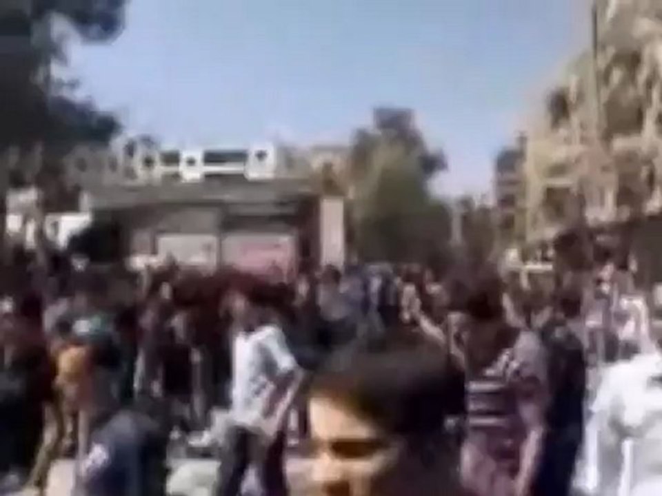 فري برس ريف دمشق زملكا مظاهرة حاشدة وجها لوجه مع عصابات الأسد قبل أن يقوم بالهجوم على المظاهرة 13 4 2012 Damascus