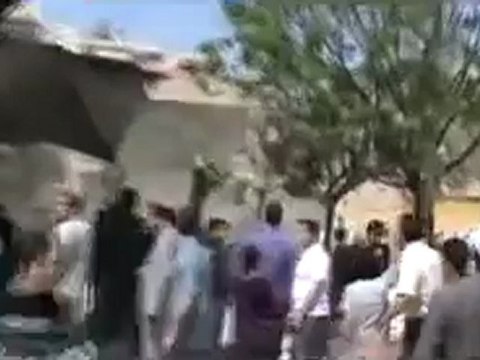 فري برس حماه المحتلة هجوم المصفحات على المتظاهرين بجامع الفلاح 13 4 2012 Hama