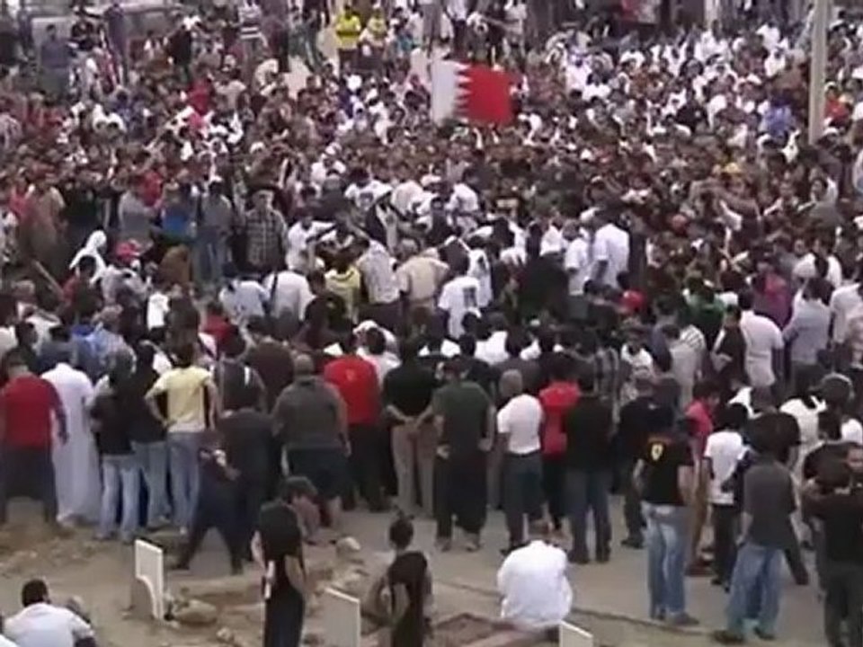 Clashes erupt in Bahrain protest