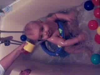 Loic 2006 09 16 - 09 - Dans mon bain
