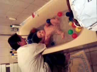 Loic 2006 09 16 - 10 - Dans mon bain