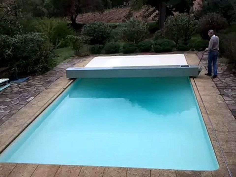 Video d'une couverture piscine "abris escamotable" rapide à mettre en place