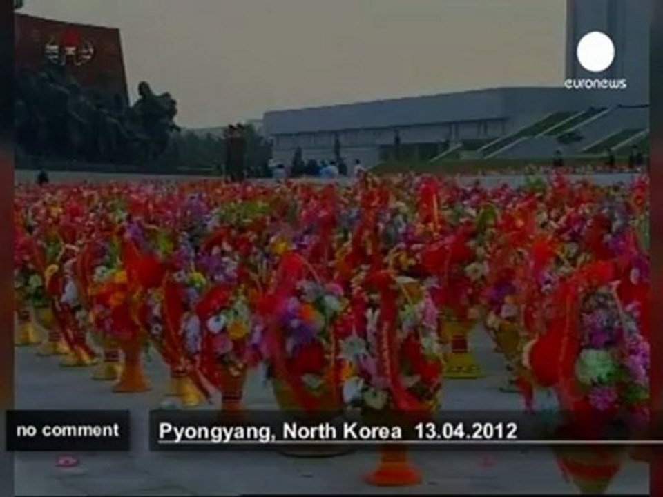 North Korea unveils new statues of its late... - no comment