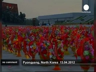 North Korea unveils new statues of its late... - no comment