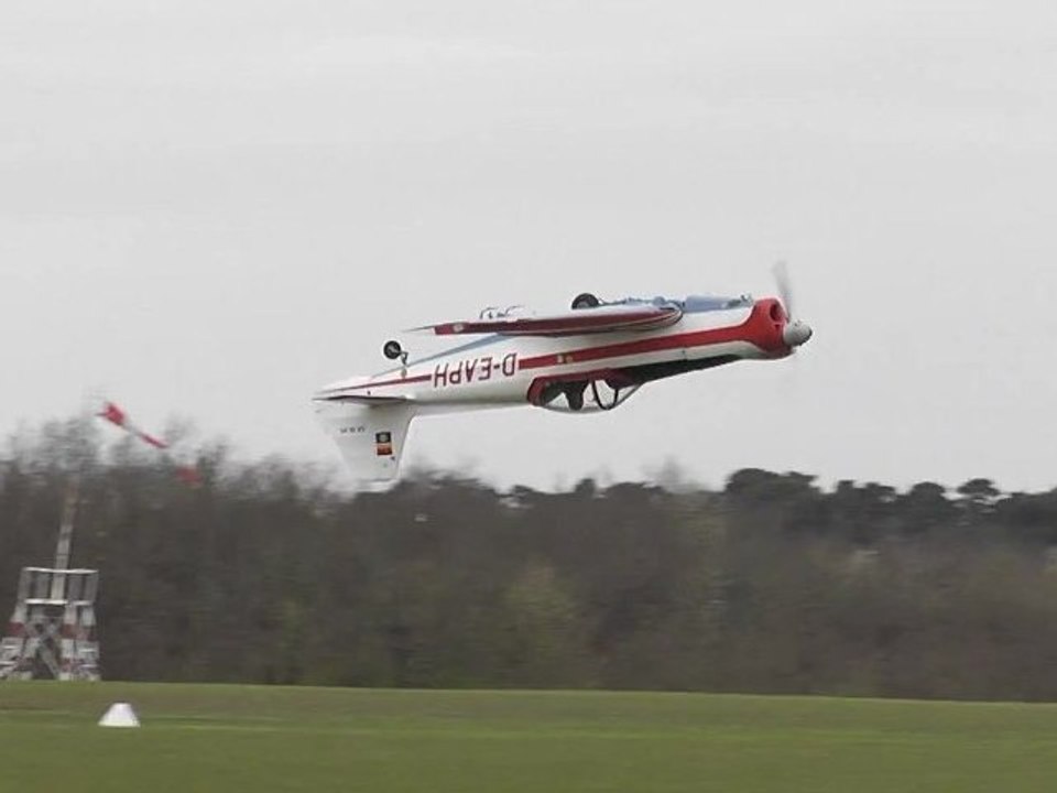 voltige aérienne ,Marc Mathis sur ZLIN 526 la Ferté Alais