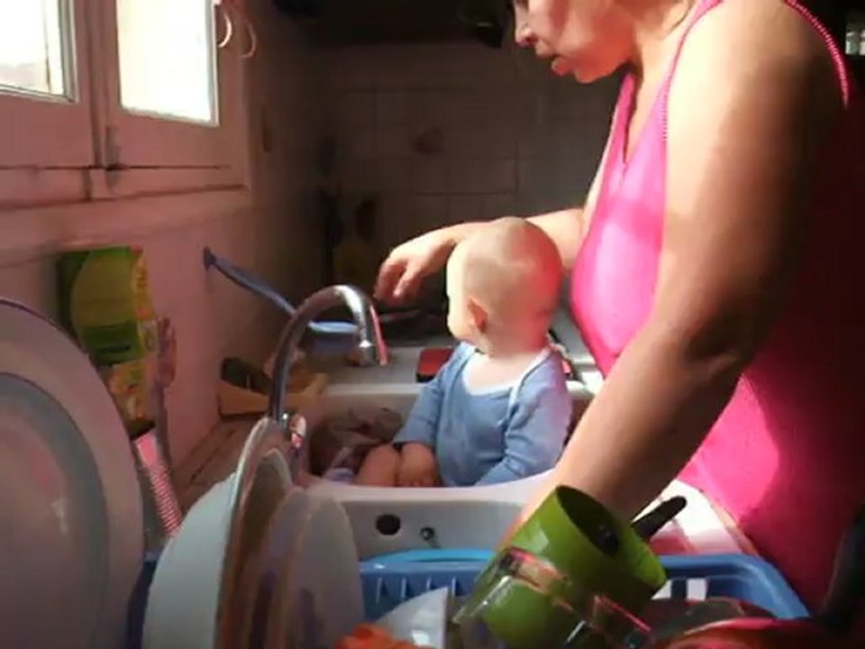 Sasha fait la vaisselle