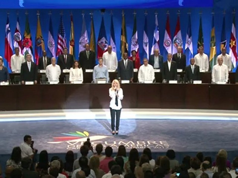 Shakira entona el himno