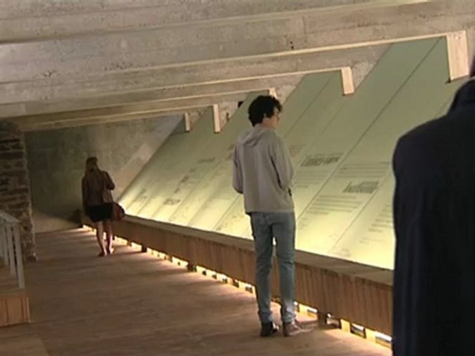 Stéphane Hessel visite le Mémorial de Nantes