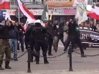 Video herunterladen: Polonia: scontri tra estrema destra e anti-fascisti