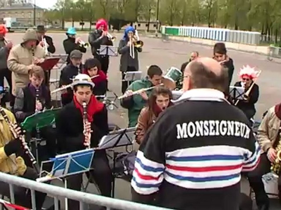 Le 36 Marathon de Paris 2012 passe devant le Château de Vincennes avec l'Harmonie de Vincennes