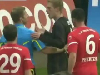 Marius Ebbers asks ref to disallow his Hand of God goal