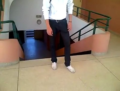 Jongle avec un chewing-gum et fait un tour du monde ! Incroyable !