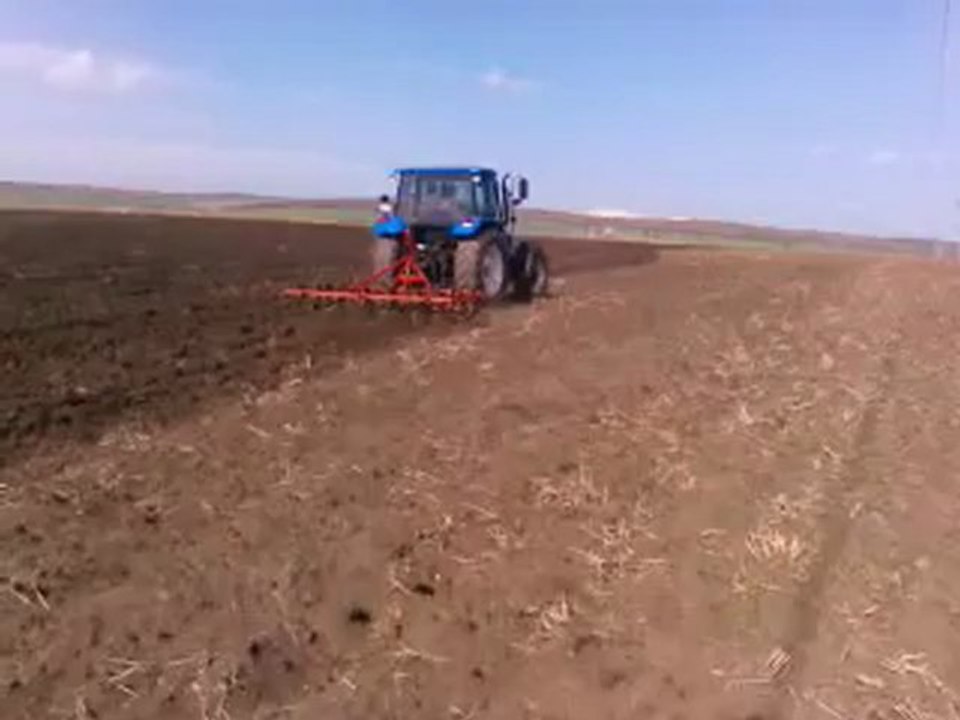 NEW HOLLAND TL100A AYÇİÇEK YERLERİNE KÜLTÜVATÖR (AYSAN) ÇEKİYOR...!!2012part2