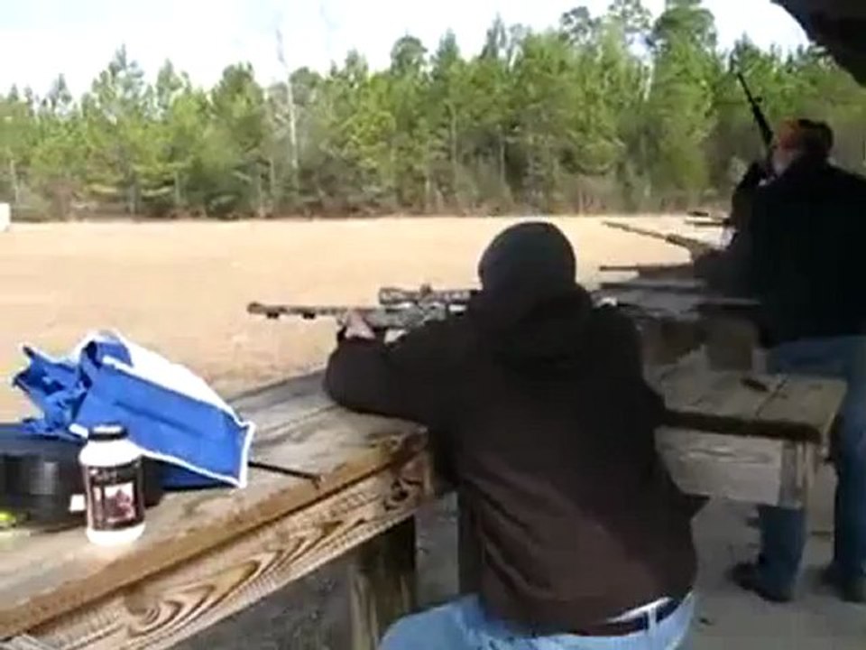 Son fusil explose dans ses mains