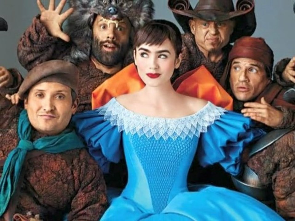 Mirror Mirror - Hollywood Movie Preview - Julia Roberts, Lily Collins